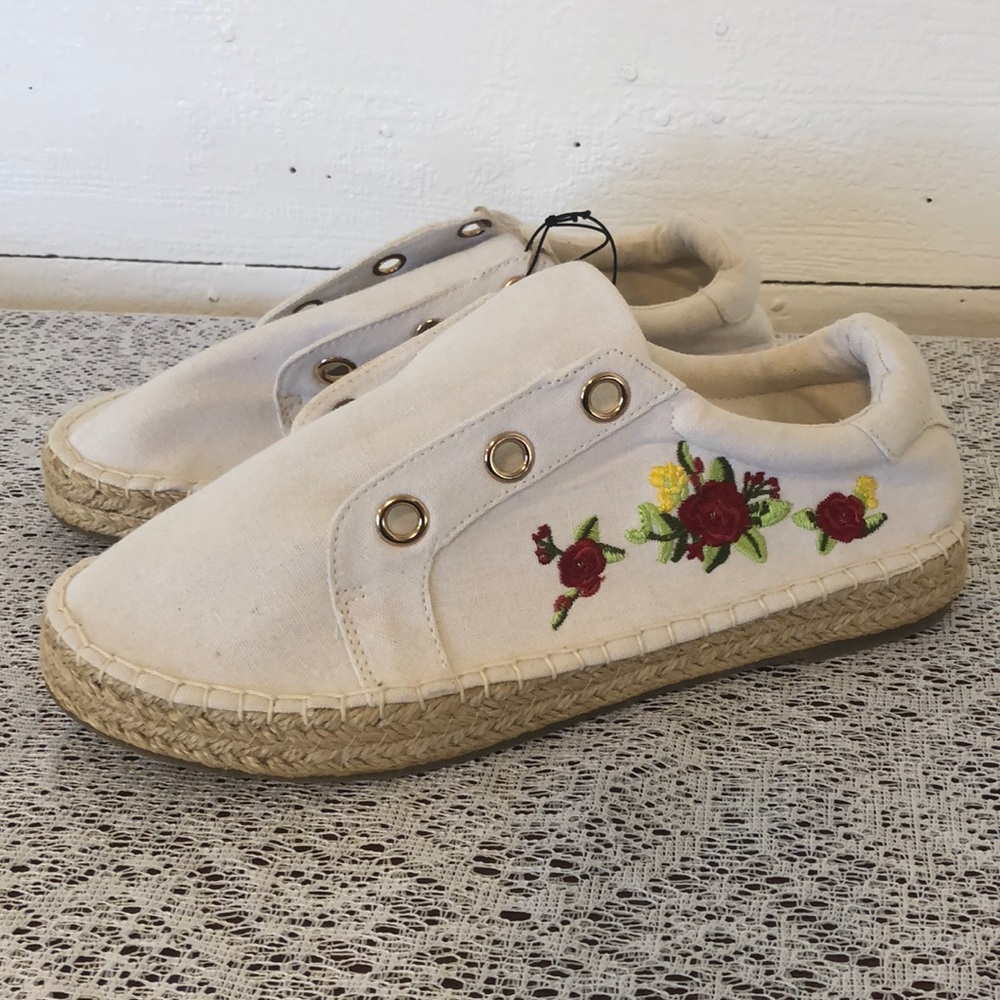 NWT Women's Sneakers Loafers Size 8 EU 39 White Canvas w/ Embroidered Floral
